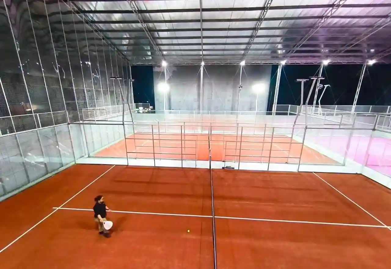 Bisnis Lapangan Padel: Estimasi Modal, ROI, StrategI Pengelolaan