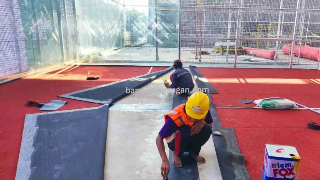 Pemasangan Permukaan Lapangan Padel