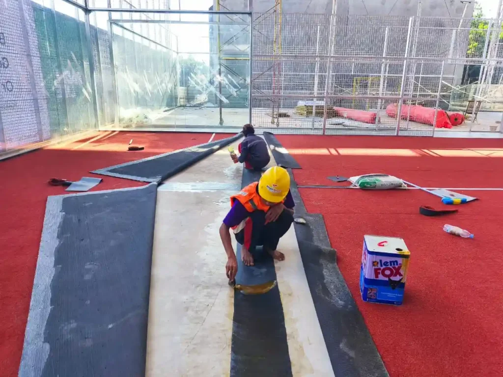 Pengerjaan Permukaan Lapangan Padel oleh Bangun Lapangan