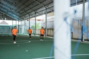 Cara Memilih Bisnis Lapangan Futsal Indoor vs Outdoor