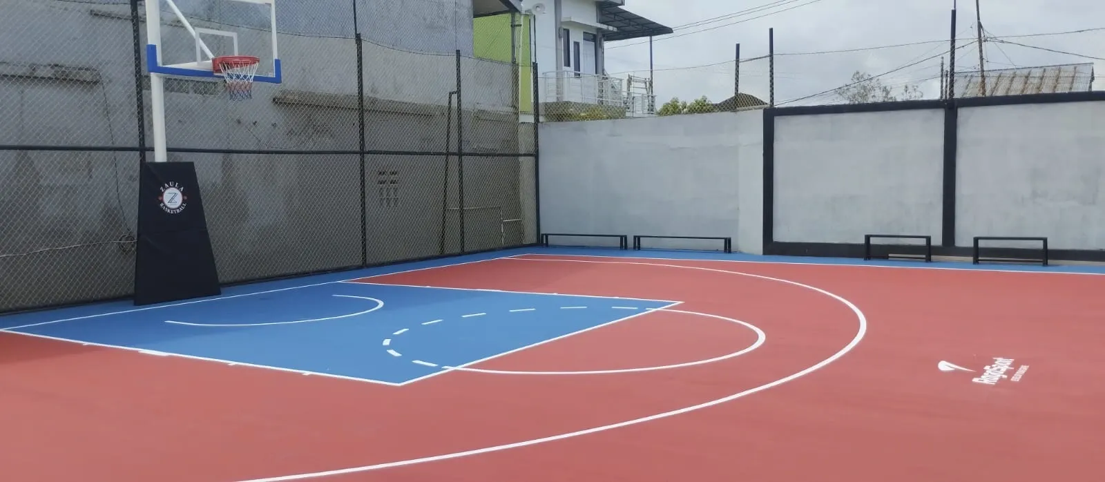 Lantai lapangan basket indoor dan outdoor